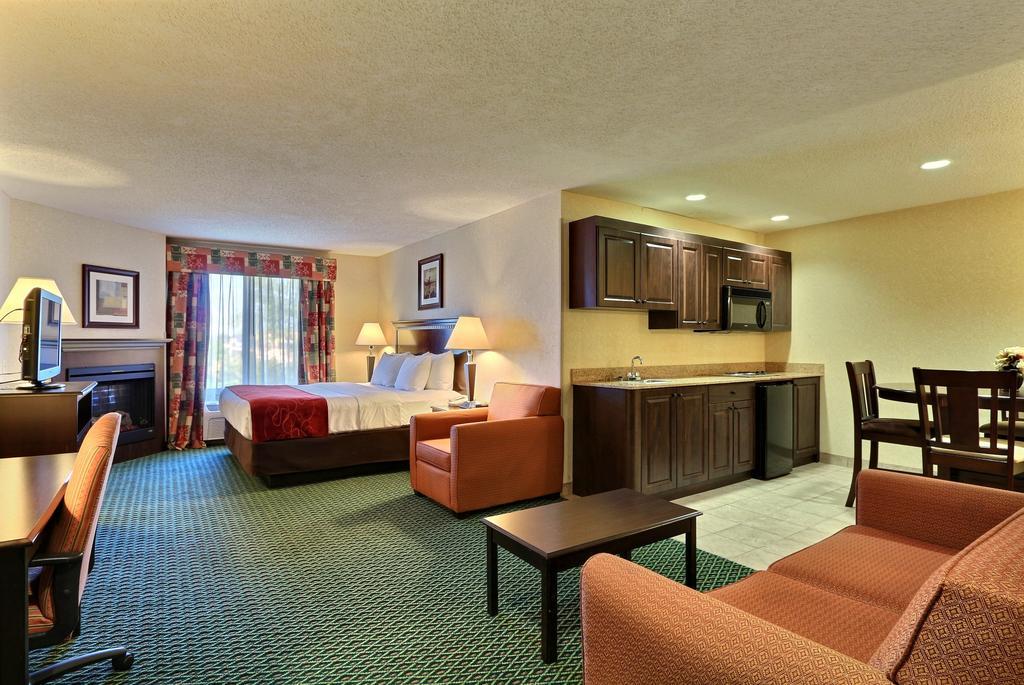 Comfort Suites Canton - Detroit Exterior photo